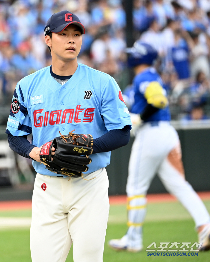 Hit it! KKKKK Hong Min Gi and muscle monster Ahn Hyun Min have a power game! → He's got a high fastball in his head