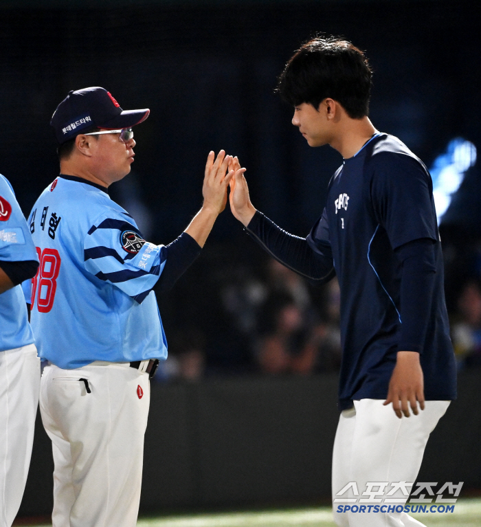 Hit it! KKKKK Hong Min Gi and muscle monster Ahn Hyun Min have a power game! → He's got a high fastball in his head