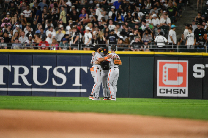 I can't believe that the opponent team, the third baseman, came out like that, Lee Jung-hoo shift?