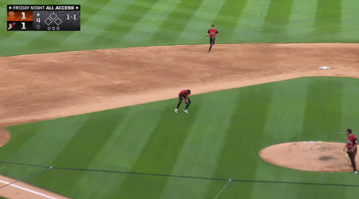 I can't believe that the opponent team, the third baseman, came out like that, Lee Jung-hoo shift?