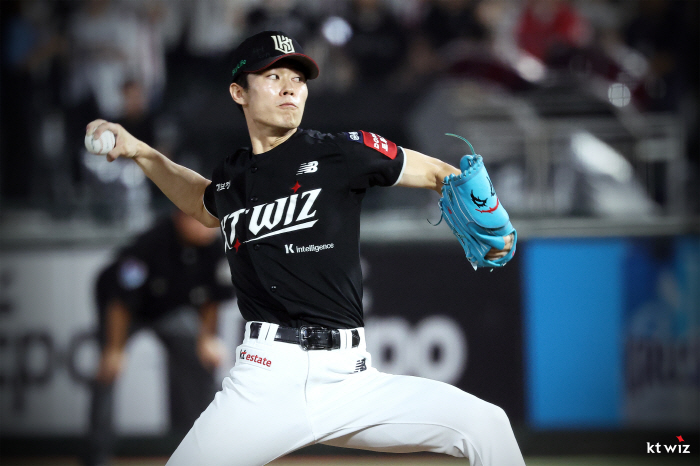 I heard you're a major curveball.. It's been 2 years! → The pitcher wizard's eye. It's worth wearing Joker's glove!