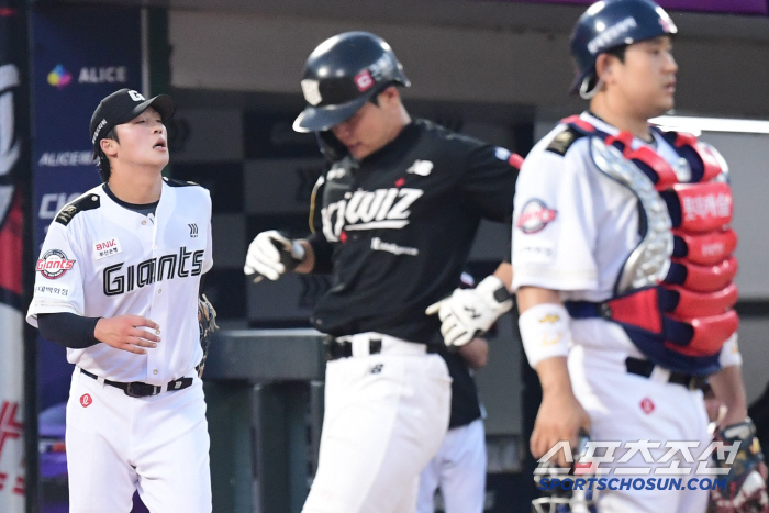 I should have helped you.. → Manager Kim Tae-hyung felt sorry for the young pitcher. I didn't blame the bullpen for allowing the game to turn around