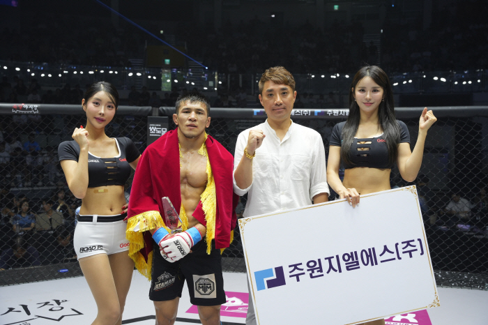 Joo Won-GLS Executive Director Ahn Jong-won Awards Trophy to Win Erskeldi 