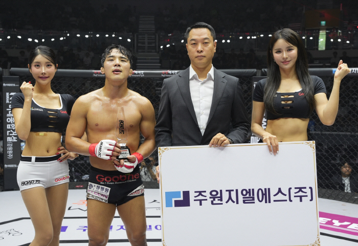 Joo Won-GLS Ok Ki-sung, head of the project, awards Park Jae-sung a trophy for winning 