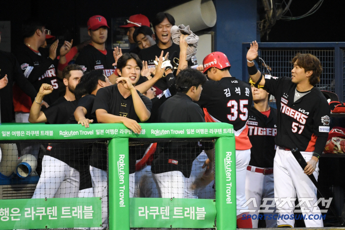 Jung Hae-young's 3rd all-time great record KIA Jin Sweat Seung and LG's 2nd place...Kim Seok-hwan with 3 RBIs and Jeon Sang-hyun with 100 holds 