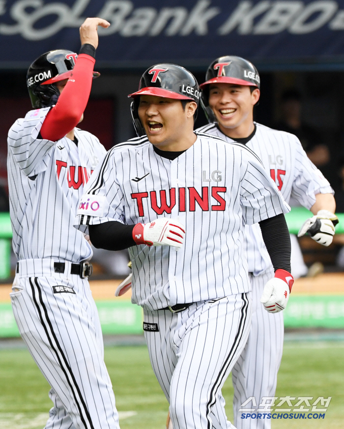 Jung Hae-young's 3rd all-time great record KIA Jin Sweat Seung and LG's 2nd place...Kim Seok-hwan with 3 RBIs and Jeon Sang-hyun with 100 holds 