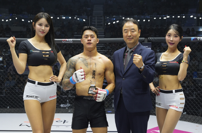 KS Group Chairman Park Sik-soon Awards Trophy to Lee Yoo-chan for Winning 