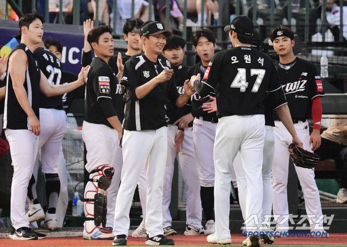 KT manager Lee Kang-chul, who has won 40 games, congratulates Oh Won-seok on his career high