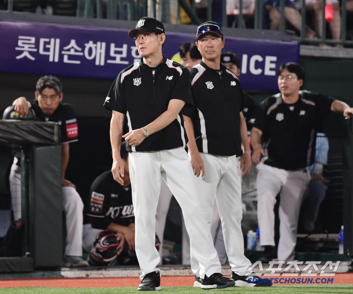 KT manager Lee Kang-chul, who has won 40 games, congratulates Oh Won-seok on his career high