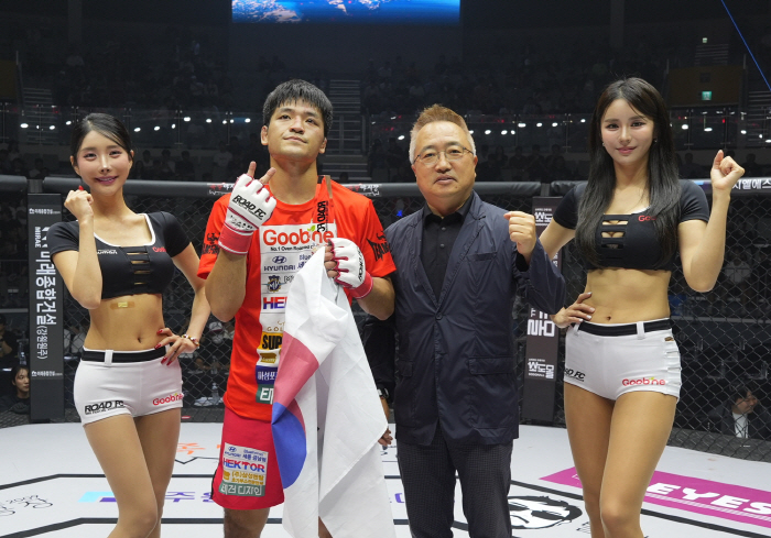 Lee Sang-woong, CEO of Exis Global Partners, presented a trophy to Kim Min-hyung, who won 