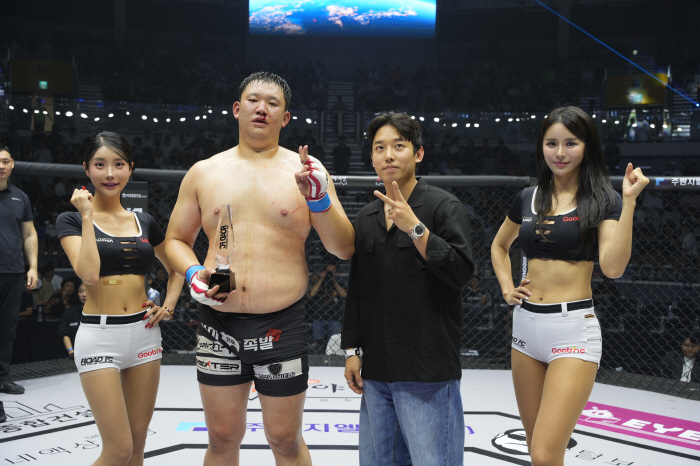 Lim Dong-hyuk, CEO of the Sangnok Hall, awards the trophy to Kim Ki-hwan, who won 