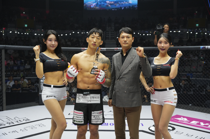 Meat Core CEO Kim Byung-joo awards a trophy to Han Sang-won (Road FC)