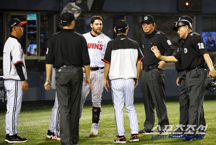  Austin Yeom Kyung-yeop appeals for a strikeout in violation of the pitch clock