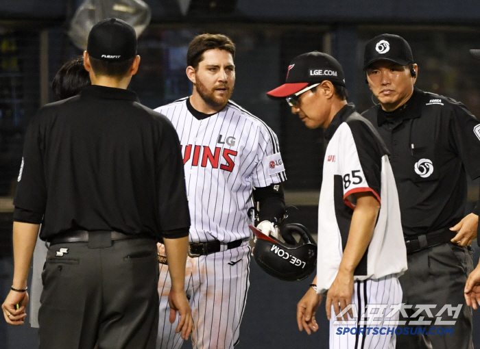  Coach Yeom Kyung-yeop is silent on the strikeout in violation of Austin's pitch clock