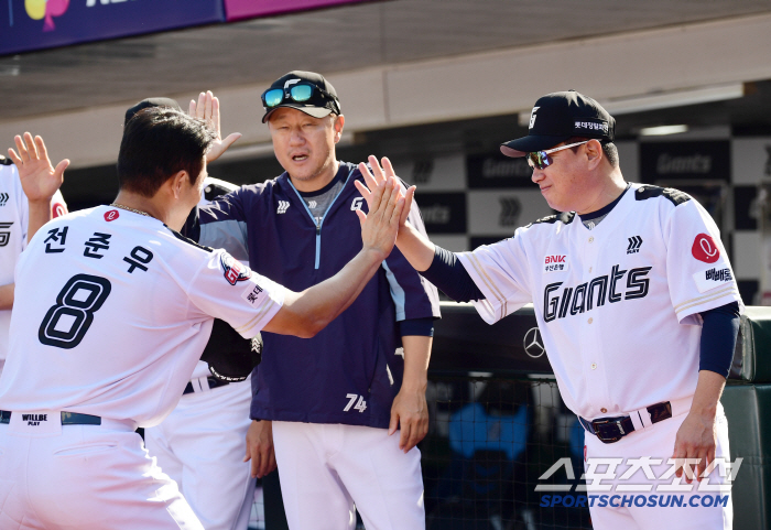  Director Kim Tae-hyung congratulates Jeon Jun-woo on his 2,000th hit