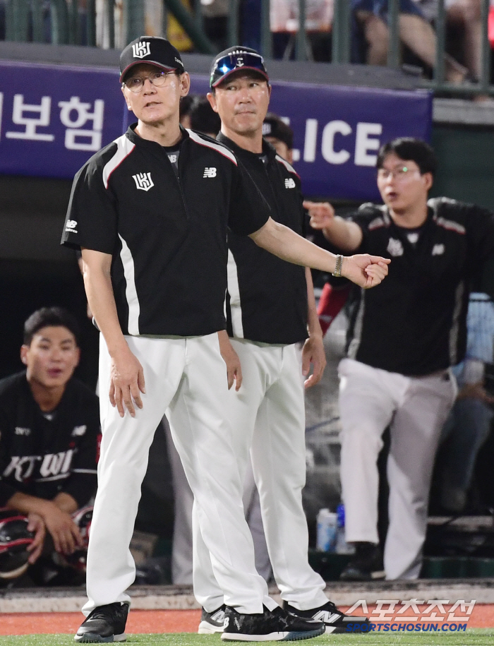  Director Lee Kang Chul turned his bat