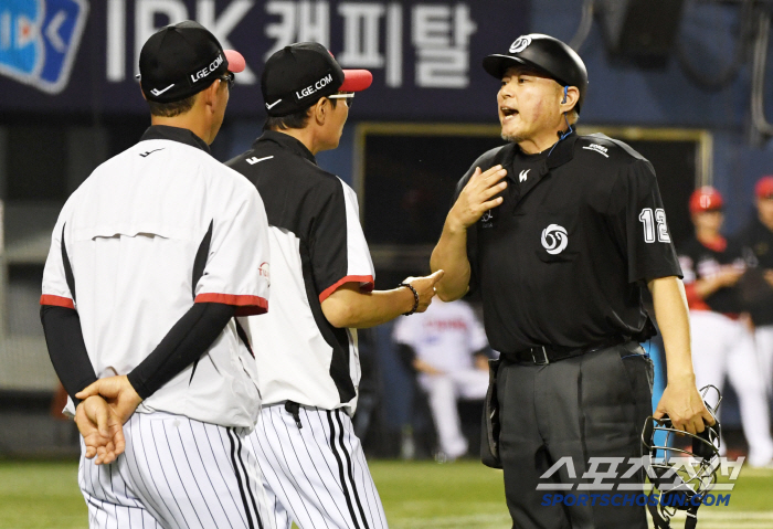  Director Yeom Kyung-yeop checks for violations of the pitch clock