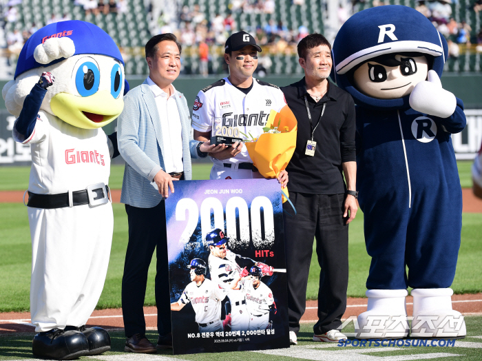 Jeon Junwoo's award ceremony to celebrate 2,000 hits in his professional career