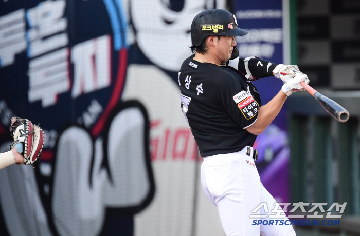  Kim Sang-soo got hit by a luring ball