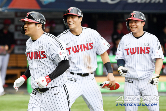  Moon Bokyung, come out as a pinch hitter. Three-run shot