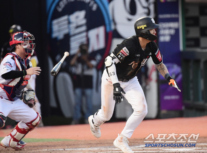  A timely two-run hit to save Kim Minhyuk's full base chance