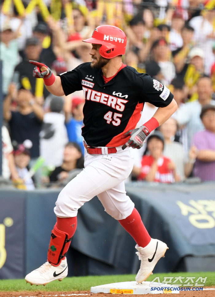  Wisdom's home run for two consecutive days
