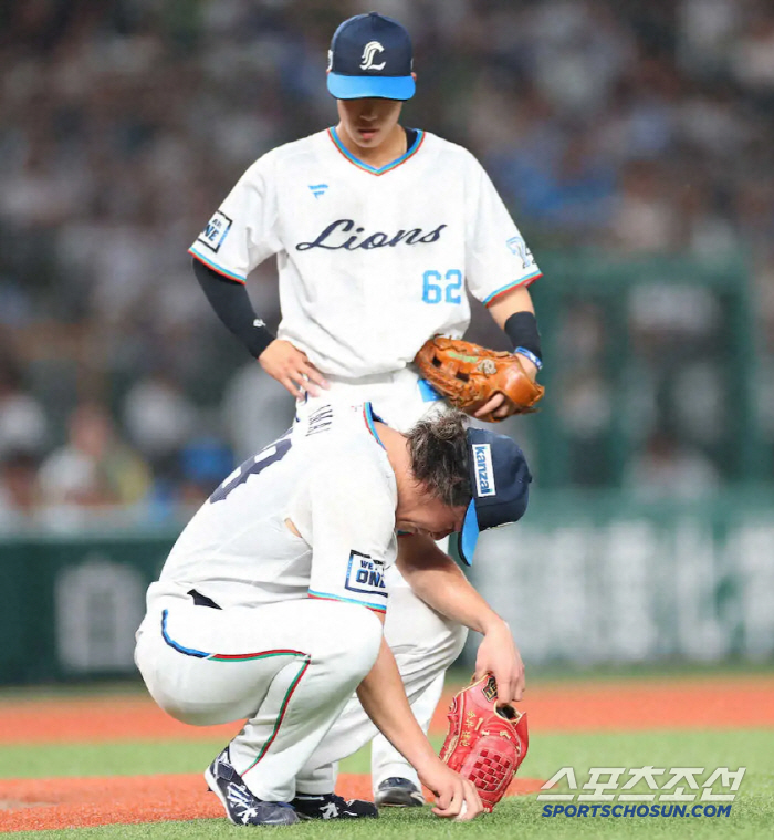 Replacing sunstroke in a night game at Dom Stadium...After taking the mound in 10 days, the ace suddenly collapsed after 2nd inning, and the sauna dome with only the roof was a problem