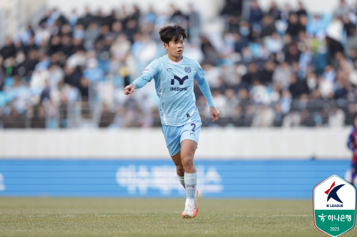 Soccer's big slope announcement! National University defender Hwang Jae-won is interested in Serie A teams that have been promoted to the first division in 34 years after the possibility of advancing to Serie A for the fourth time in history