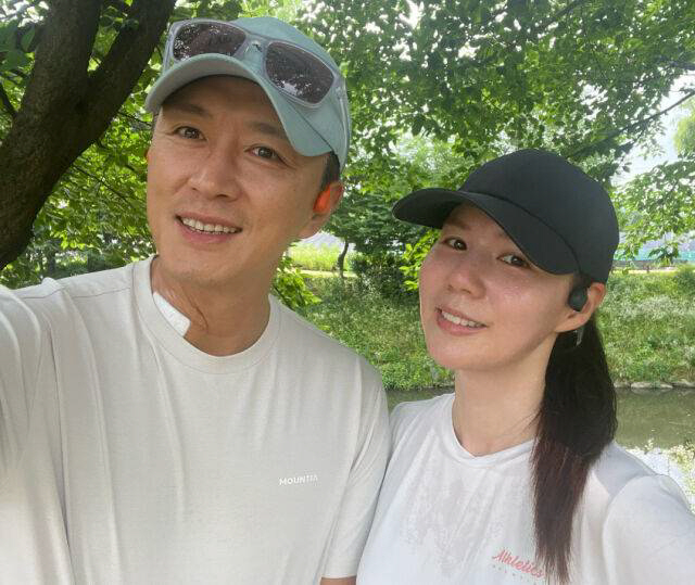 After surgery for thyroid cancer Jin Tae-hyun ♥ Park Si-eun and I walk in the park, I'm so happy. 