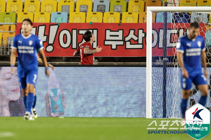 Busan's away match is undefeated, and at this point, science Choi Young-joon's first goal Suwon and Gonzalo's equalizer Busan are tied 1-1 