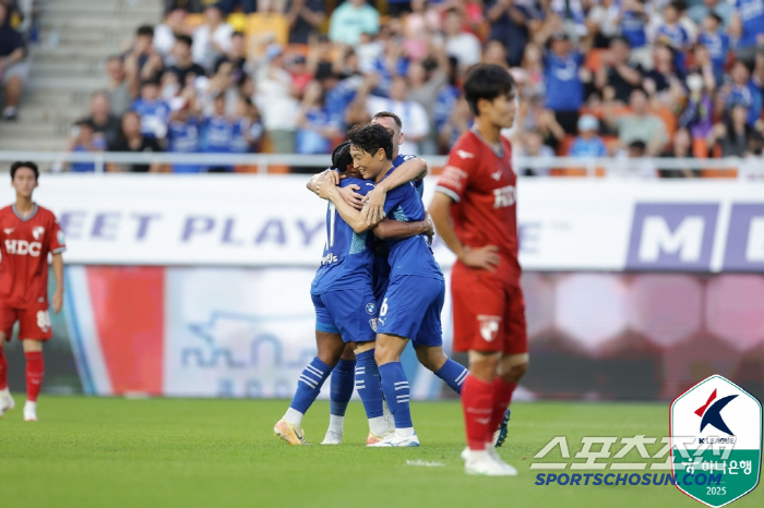 Busan's away match is undefeated, and at this point, science Choi Young-joon's first goal Suwon and Gonzalo's equalizer Busan are tied 1-1 