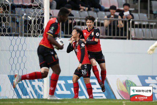 Busan's away match is undefeated, and at this point, science Choi Young-joon's first goal Suwon and Gonzalo's equalizer Busan are tied 1-1