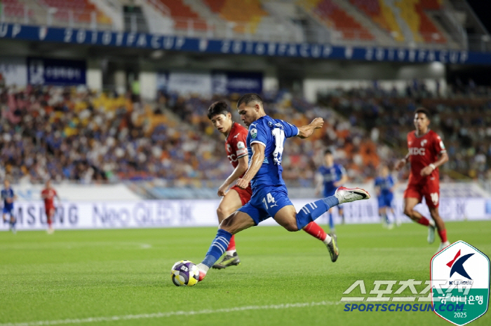 Busan's away match is undefeated, and at this point, science Choi Young-joon's first goal Suwon and Gonzalo's equalizer Busan are tied 1-1 