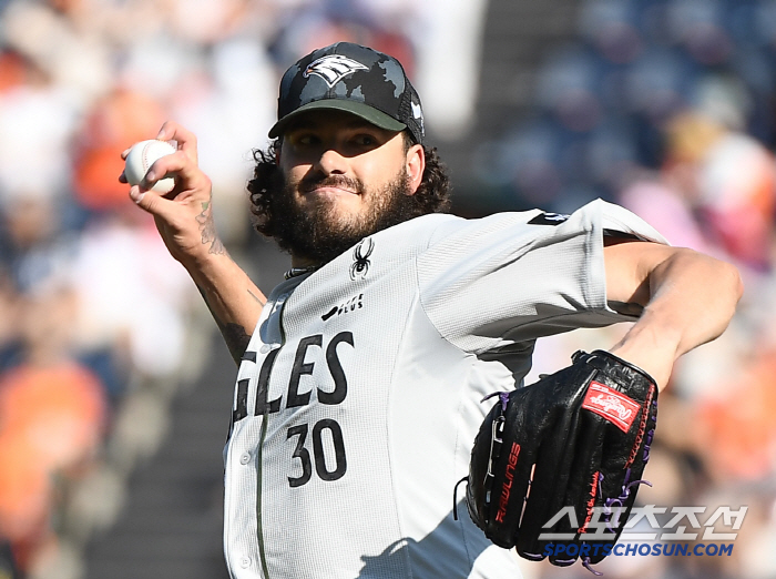 Do domestic pitchers get tired faster in the heat. For the first time in two weeks, only five domestic pitchers in the ERA 10th place → Lim Chan-kyu and Oh Won-seok. Concern over the world of foreigners 