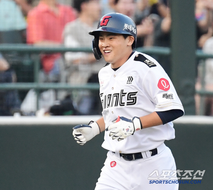 The first-pitch hit, first-pitch hit, and first-pitch home run batting average exceeds 70%. Firework batter sought because of Yoon Na-na Hwang-son's injury 