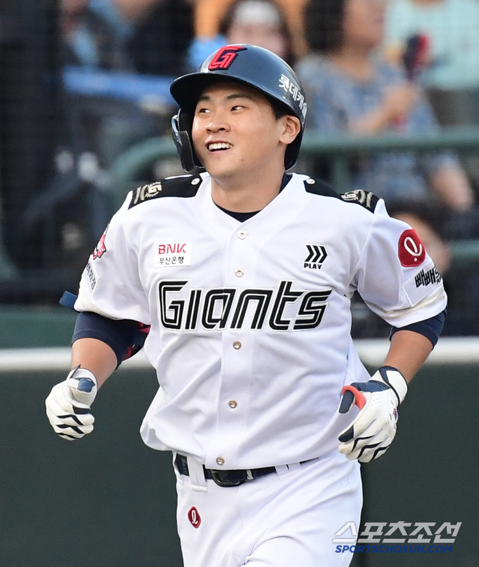 The first-pitch hit, first-pitch hit, and first-pitch home run batting average exceeds 70%. Firework batter sought because of Yoon Na-na Hwang-son's injury