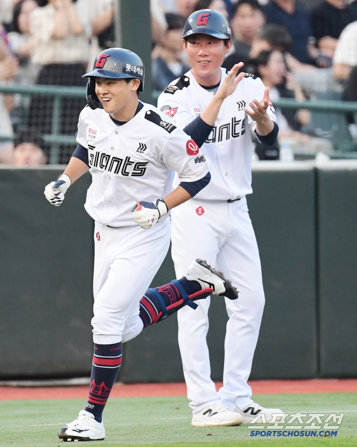 The first-pitch hit, first-pitch hit, and first-pitch home run batting average exceeds 70%. Firework batter sought because of Yoon Na-na Hwang-son's injury