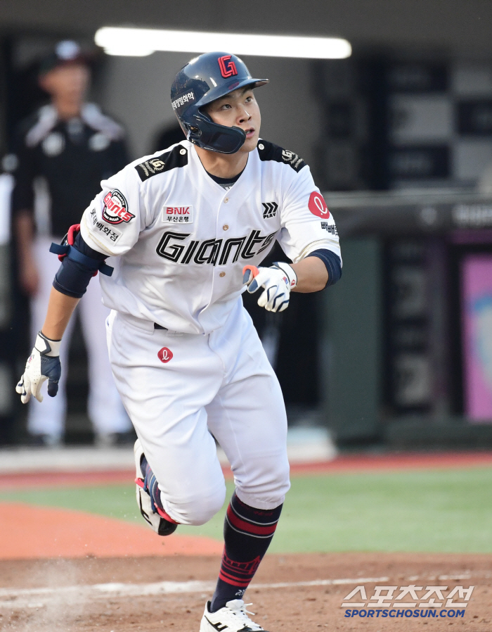 The first-pitch hit, first-pitch hit, and first-pitch home run batting average exceeds 70%. Firework batter sought because of Yoon Na-na Hwang-son's injury