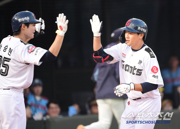 The first-pitch hit, first-pitch hit, and first-pitch home run batting average exceeds 70%. Firework batter sought because of Yoon Na-na Hwang-son's injury
