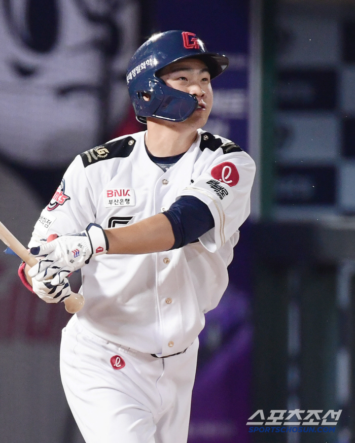 The first-pitch hit, first-pitch hit, and first-pitch home run batting average exceeds 70%. Firework batter sought because of Yoon Na-na Hwang-son's injury