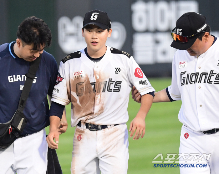 Heart throbbing! Are you going to get hurt again? Fire hitter Park Chan-hyung is out for emergency replacement due to injury during defense in the seventh inning of his first start (Busan site)