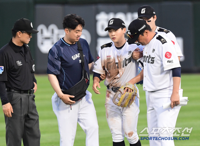 Heart throbbing! Are you going to get hurt again? Fire hitter Park Chan-hyung is out for emergency replacement due to injury during defense in the seventh inning of his first start (Busan site)