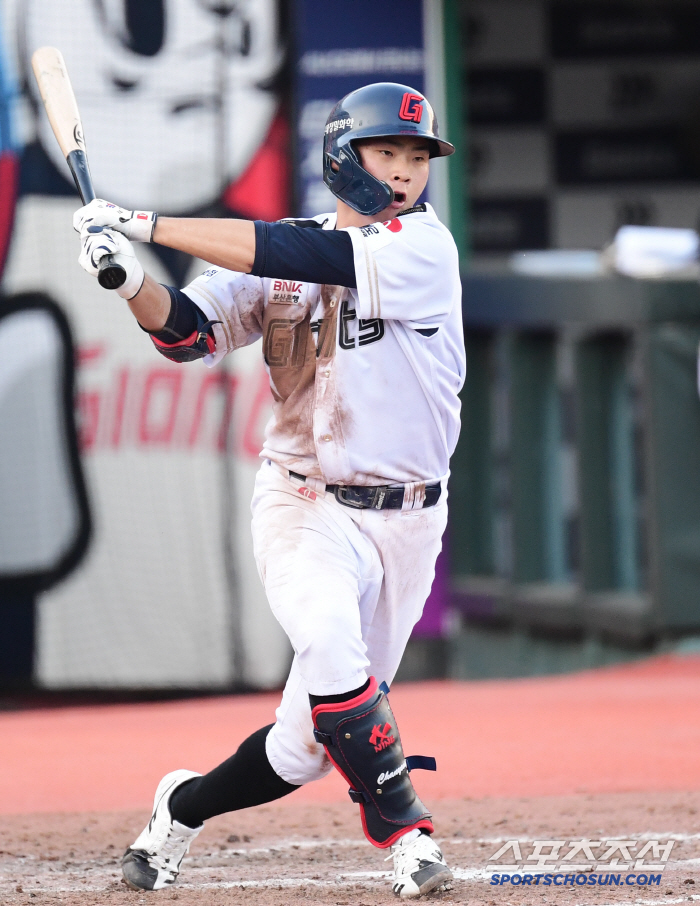 Heart throbbing! Are you going to get hurt again? Fire hitter Park Chan-hyung is out for emergency replacement due to injury during defense in the seventh inning of his first start (Busan site)