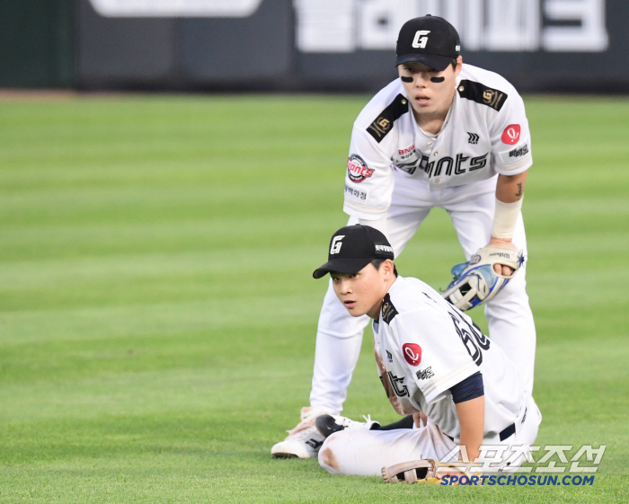 Heart throbbing! Are you going to get hurt again? Fire hitter Park Chan-hyung is out for emergency replacement due to injury during defense in the seventh inning of his first start (Busan site)
