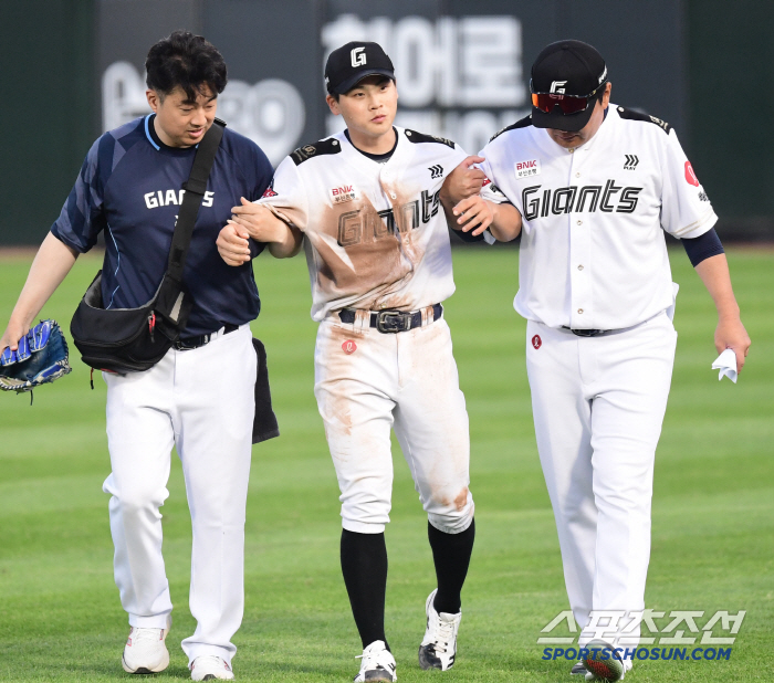 Heart throbbing! Are you going to get hurt again? Fire hitter Park Chan-hyung is out for emergency replacement due to injury during defense in the seventh inning of his first start (Busan site)