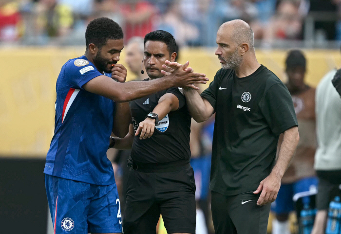 Is this soccer? Lightning suspension  extended match  The coach's sigh after five hours of play, dark cloud over the prospects of the North-China World Cup that does not go away