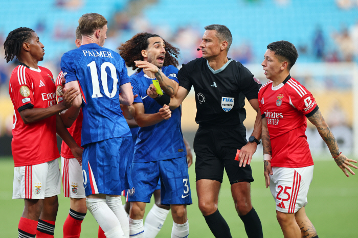 Is this soccer? Lightning suspension extended match The coach's sigh after five hours of play, dark cloud over the prospects of the North-China World Cup that does not go away
