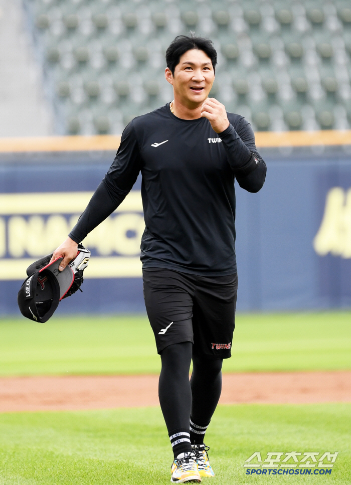 It's really hot today. Oh Jihwan, soaked in sweat before the game, is the first to come out and sweat