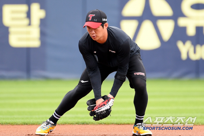 It's really hot today. Oh Jihwan, soaked in sweat before the game, is the first to come out and sweat