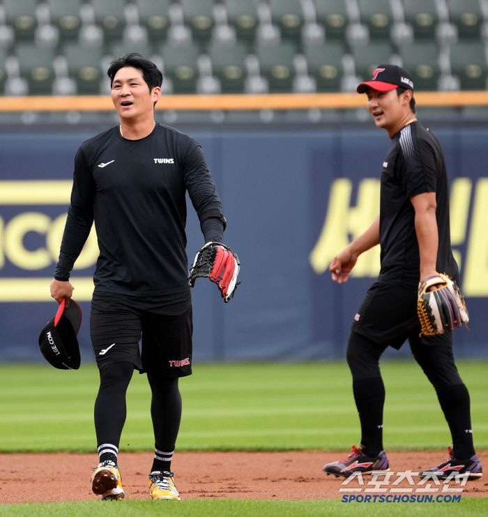 It's really hot today. Oh Jihwan, soaked in sweat before the game, is the first to come out and sweat
